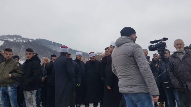 ЗБОГ ХАПШЕЊА У ЦЕНТРУ ЗА СОЦИЈАЛНИ РАД: Присталице Муамера Зукорлића блокирале магистралу на уласку у Пријепоље 